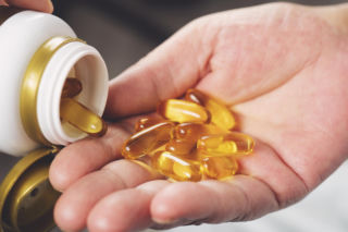Miliony osób biorą kwasy omega-3 na mózg. Nowe badanie mocno studzi nadzieje