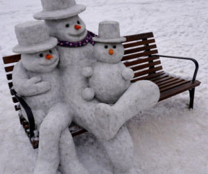 Jakiś bałwan zniszczył mokotowskie bałwanki. Teraz mieszkańcy domagają się pomnika!