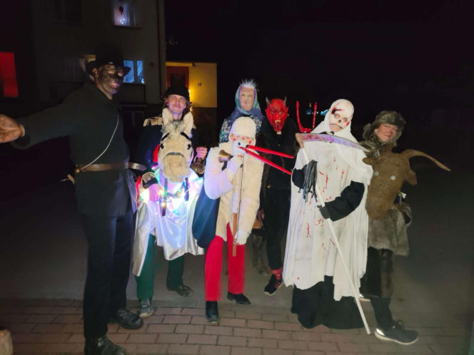 Gwiżdże, czyli kaszubskie kolędowanie. Paneszki w Żelistrzewie ponownie odwiedzą domy!