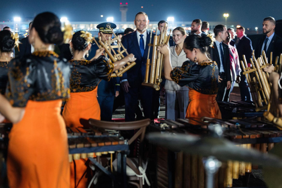 Skromnie i zachwycająco. Marta Nawrocka pokazała klasę na Filipinach