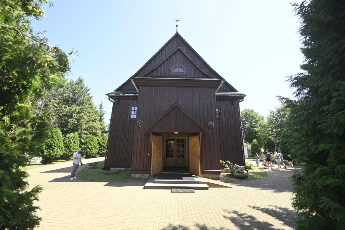 Tak zmienił się kościół z kultowego Rancza. Aktorzy zbierali na remont