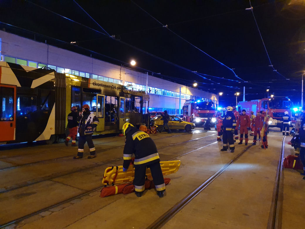 Tramwaj w płomieniach, 30 rannych, 16 zastępów... na szczęście to scenariusz szkolenia