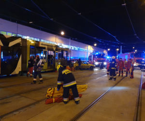 Tramwaj w płomieniach, 30 rannych, 16 zastępów... na szczęście to scenariusz szkolenia
