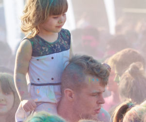 W Lubinie wybuchła bitwa... na kolorowe proszki. Zobacz zdjęcia z Festiwalu Kolorów! [GALERIA]