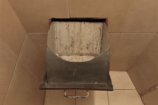 Poszła wyrzucić śmieci, znalazła zwłoki w zsypie! Makabra w Opolu
