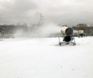 Górka Środulska w Sosnowcu. Naśnieżanie stoku narciarskiego