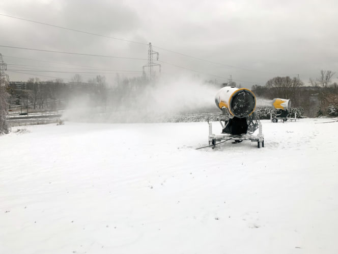 Górka Środulska w Sosnowcu. Naśnieżanie stoku narciarskiego