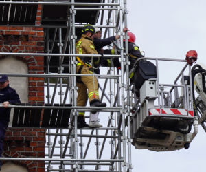 Pijany wszedł na wieżę kościoła. Ściągnęli go strażacy