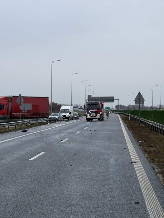 Groźny wypadek na S3! Bus z pasażerami przewrócił się na bok. Są ranni!