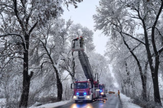 Weekendowy atak śniegu w Małopolsce. Ponad 900 interwencji strażaków i 10 tys. osób bez prądu [GALERIA]