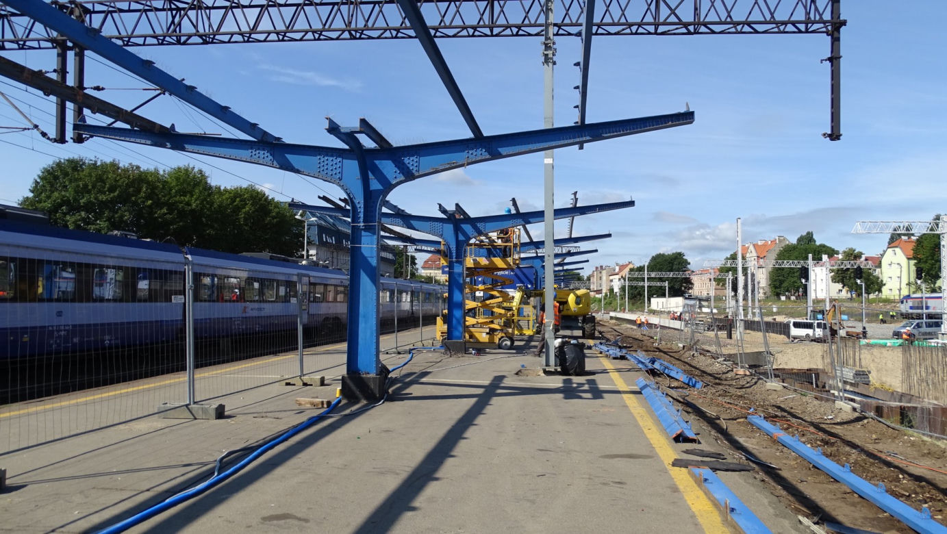 Tak zmienia się stacja PKP Olsztyn Główny. Rośnie konstrukcja nowego peronu, przybywa nowych torów [ZDJĘCIA]