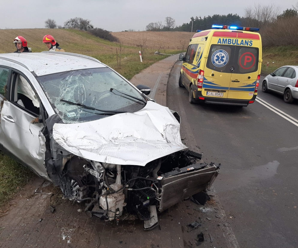 Stawki: Przywalił w latarnię i rozbił auto. Był pijany i po narkotykach