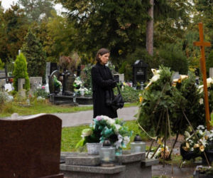 Pierwsza miłość: Kinga zaczyna się obawiać się o swoje zdrowie psychiczne. Podczas wizyty na grobie matki, miała wrażenie, że między alejkami widzi Teresę… Kasia Włodarczyk