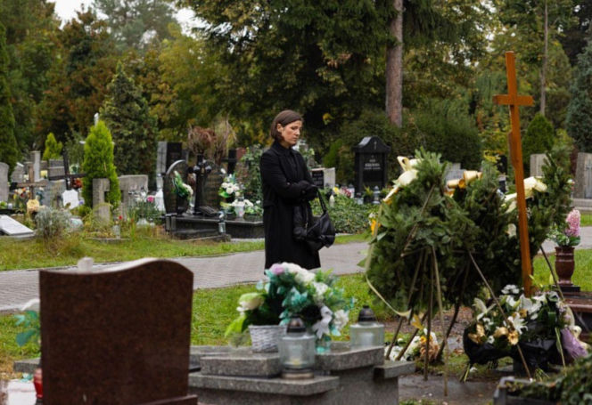 "Pierwsza miłość": Kinga zaczyna się obawiać się o swoje zdrowie psychiczne. Podczas wizyty na grobie matki, miała wrażenie, że między alejkami widzi Teresę… Kasia Włodarczyk