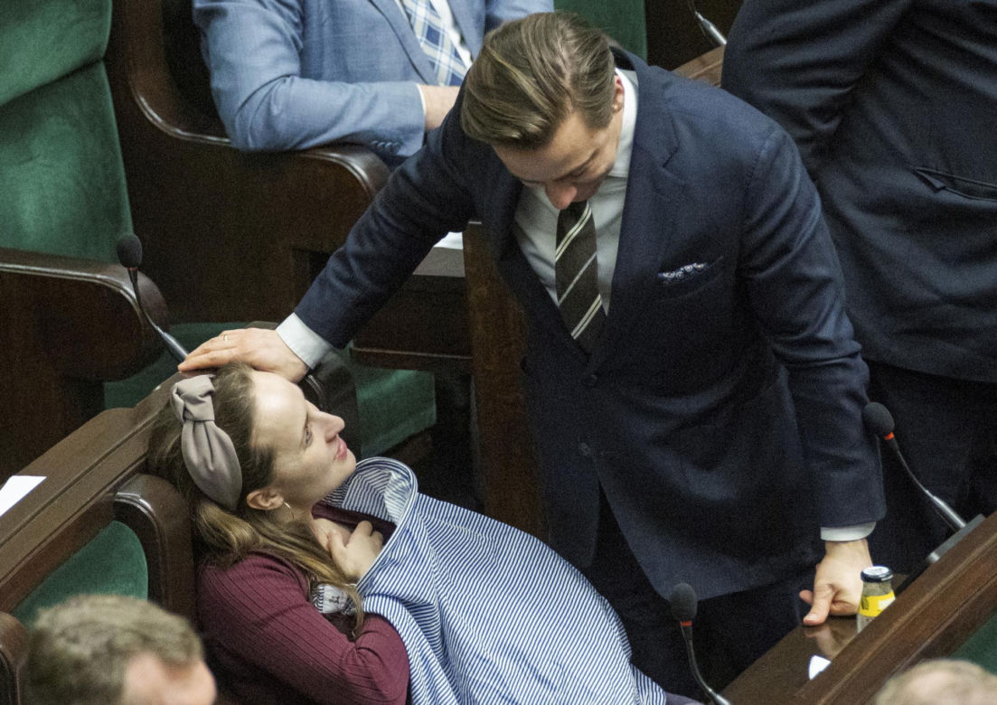Krzysztof Bosak z żoną Kariną i dzieckiem w Sejmie