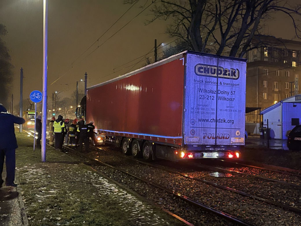 Tir utknął na torach na Pradze
