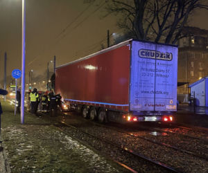 Tir utknął na torach na Pradze