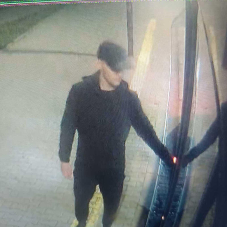 Kim jest mężczyzna ze zdjęcia? Może mieć związek z atakiem w Warszawie