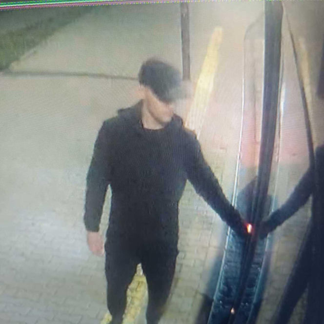 Kim jest mężczyzna ze zdjęcia? Może mieć związek z atakiem w Warszawie