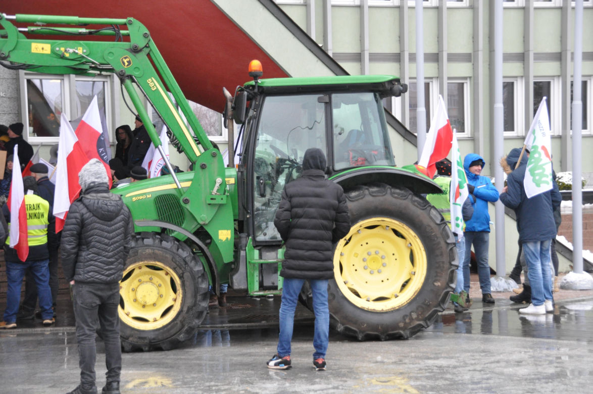 Protest rolników przed Urzędem Wojewódzkim w Kielcach
