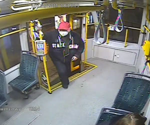 Poznań. Zboczeniec w tramwaju! Policjanci szukają tego mężczyzny