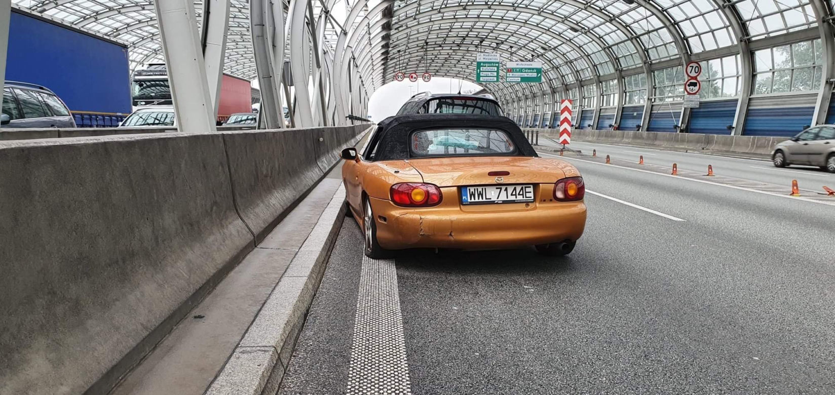 Rozbita Mazda MX-5 - wypadek na trasie S8 w Warszawie