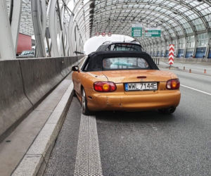Rozbita Mazda MX-5 - wypadek na trasie S8 w Warszawie