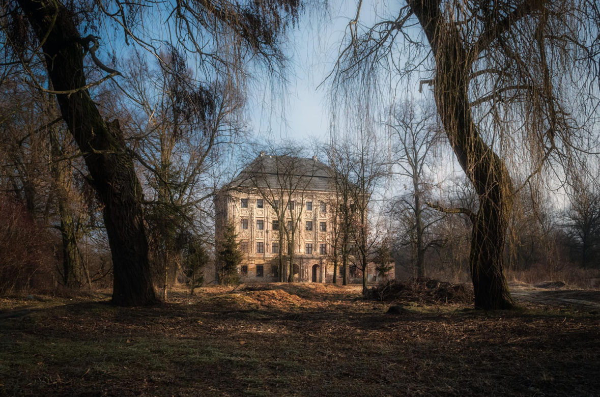 Tajemniczy Pałac w Piotrkowicach. Perła architektury baroku wygląda jak wieżowiec