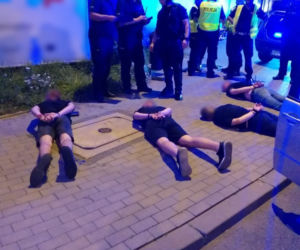 PSEUDOKIBICE ZATRZYMANI ZA POTRĄCENIE SAMOCHODEM POLICJANTÓW