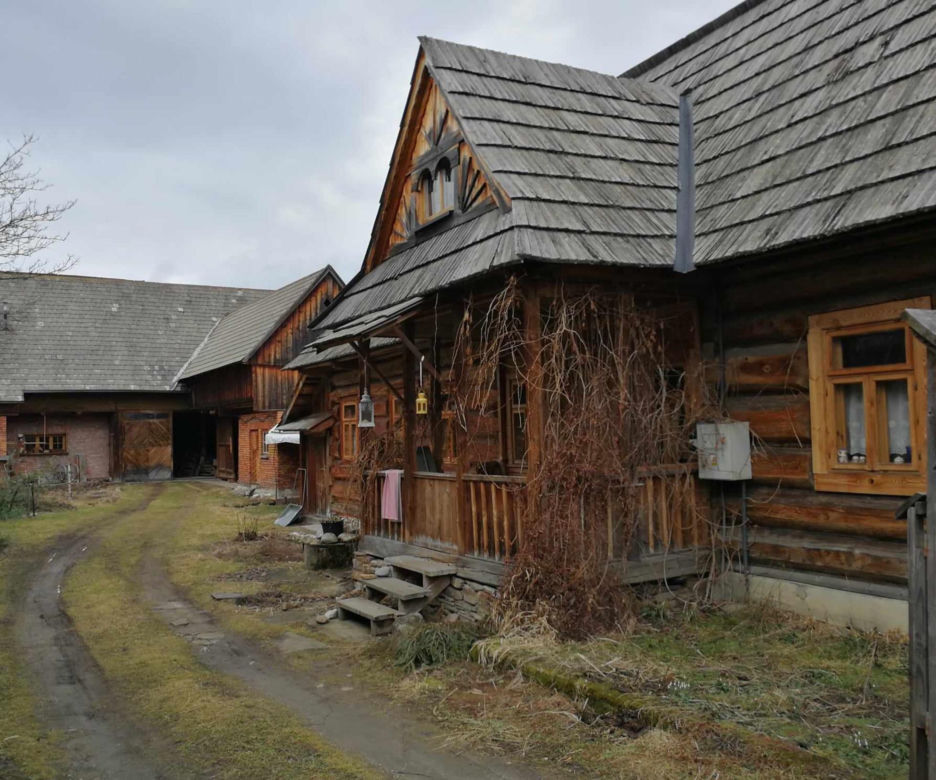 Ta małopolska wieś to żywy skansen. Kilkuset letnie chałupy wciąż zamieszkują mieszkańcy