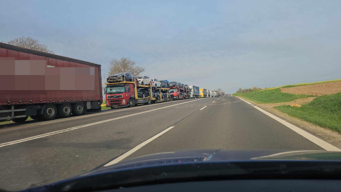Tiry znów stoją w gigantycznych kolejkach do granicy