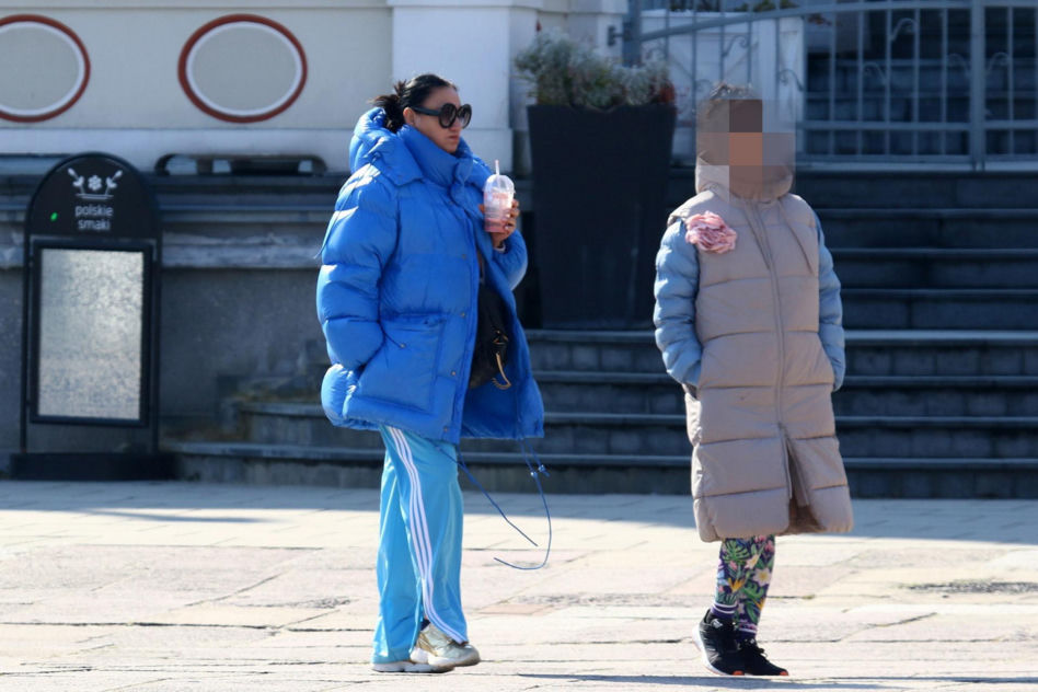 Kayah łapie słońce na molo