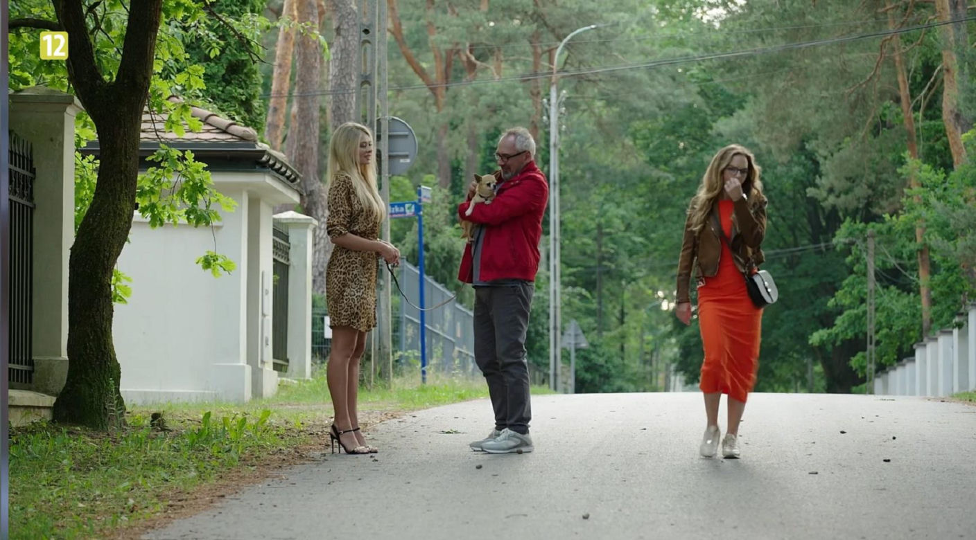 	M jak miłość. Adam Werner (Jacek Kopczyński), Sylwia (Hanna Turnau), sąsiadka z pieskiem