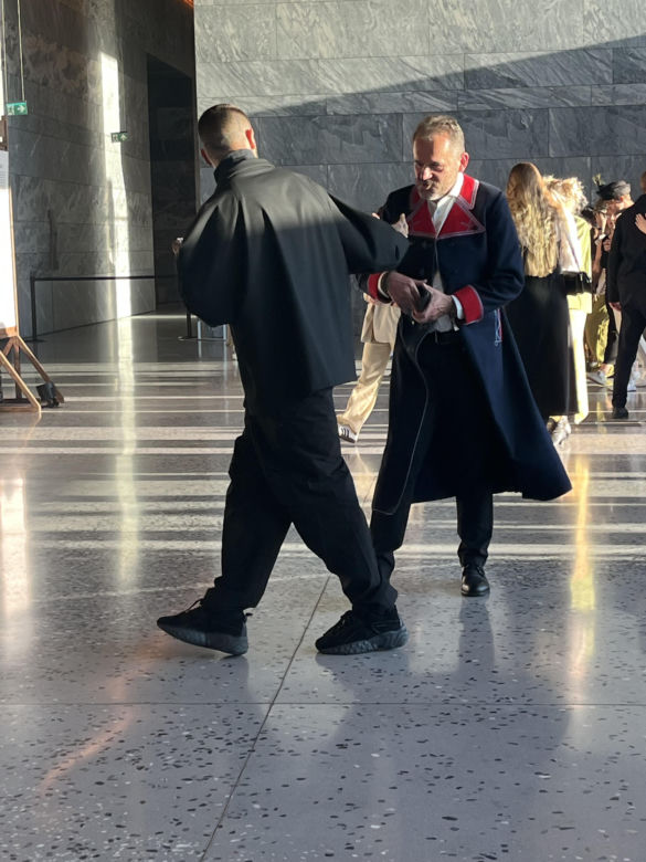 Tak wspiera ukochaną! Quebonafide na premierze. Nie chciał, żeby go zauważyli!