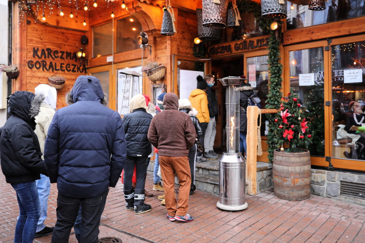 Tłumy przed otwartą restauracją w Zakopanem