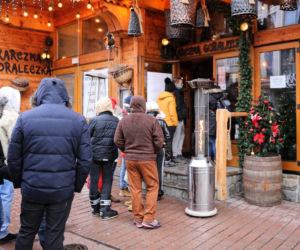 Tłumy przed otwartą restauracją w Zakopanem