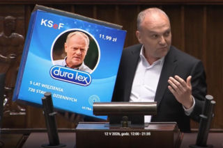 Szok, co poseł wniósł na mównicę. Było już po 21:00, gdy pokazał olbrzymie pudełko z wizerunkiem Tuska! 