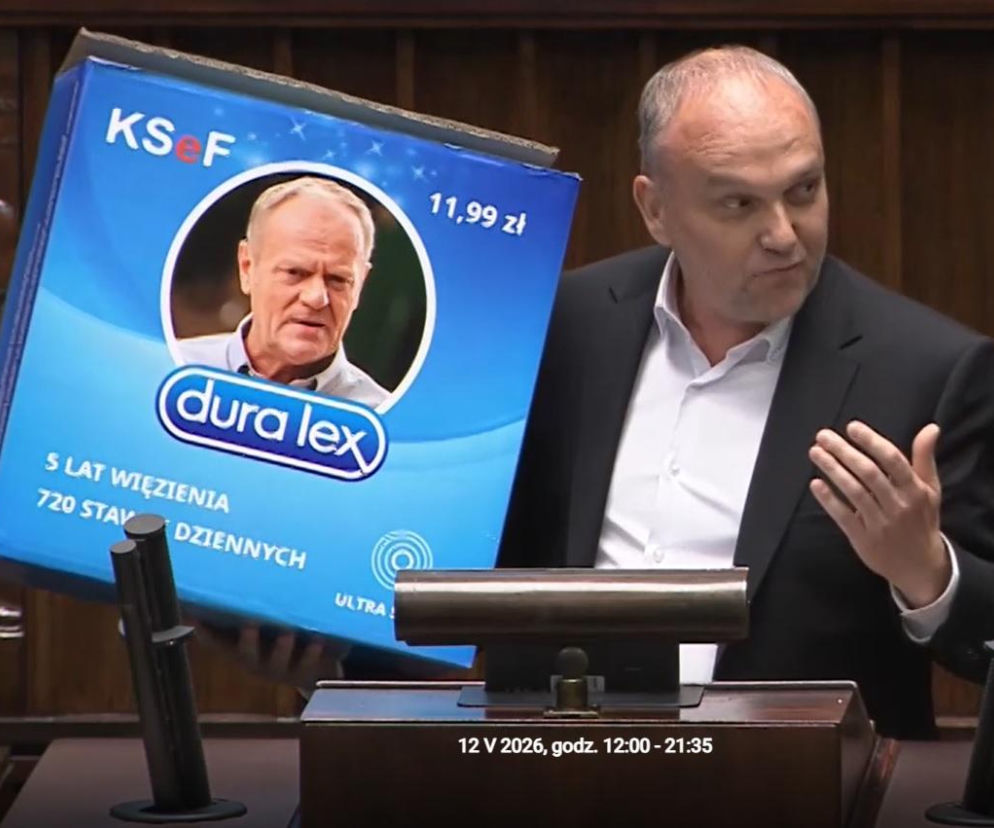 Poseł przyniósł pudło jak od prezerwatyw i puścił balon w Sejmie