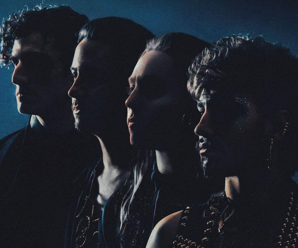 Czterej członkowie zespołu Greta Van Fleet w profilu na ciemnym tle. O nowej płycie grupy przeczytasz na EskaRock.
