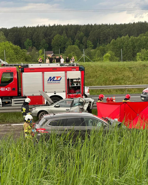 Tragiczny wypadek na S7 w Łącznej. Nie żyje kobieta, dwie osoby ranne