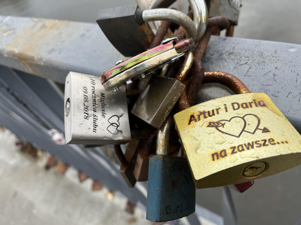 Kłódki zakochanych na Moście Jordana w Poznaniu