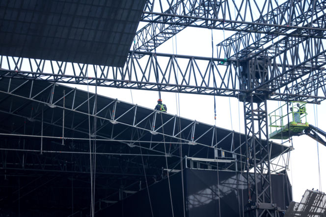 Scena Sylwestra z Dwójką TVP w trakcie budowy