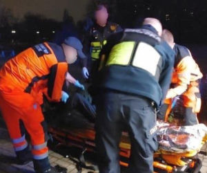 57-latka zjeżdżała z górki na „jabłuszku”. Rąbnęła głową w betonową podstawę ławki