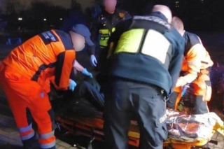 57-latka zjeżdżała z górki na „jabłuszku”. Rąbnęła głową w betonową podstawę ławki