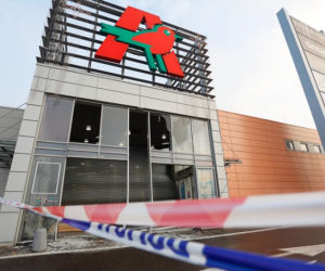 Gdańsk: Autem STARANOWALI drzwi galerii handlowej. OKRADLI jubilera i uciekli