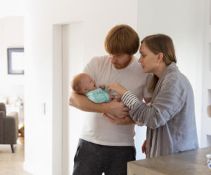 Maluch płacze na widok babci? 4 proste kroki, by pożegnania z mamą były dla malucha łatwiejsze