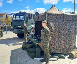 Ślubuję! – patriotyczne sceny na Rynku w Starachowicach