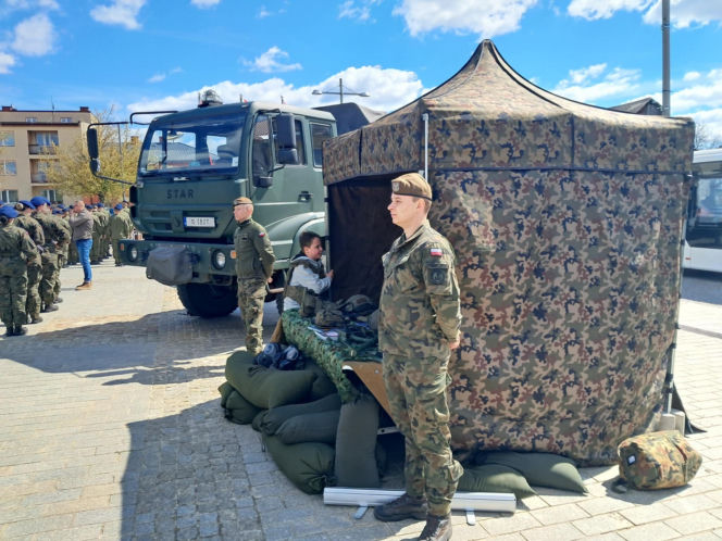 "Ślubuję!" – patriotyczne sceny na Rynku w Starachowicach
