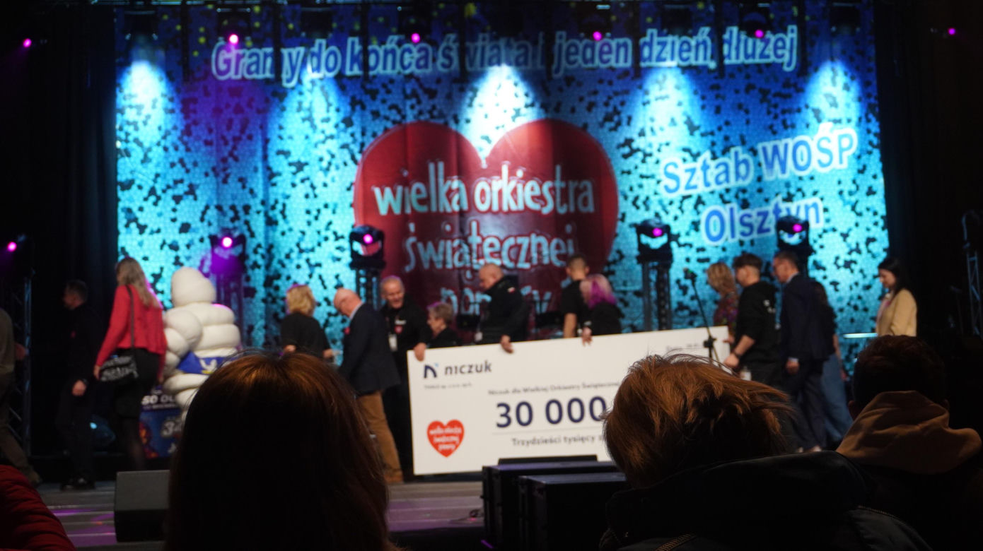 Finał WOŚP w Olsztynie. Pokaz laserowy podczas „Światełka do nieba” zachwycił wszystkich [ZDJĘCIA]