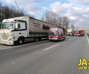 Alfa romeo wbiła się w ciężarówkę. Szokujące wypadek na A4 